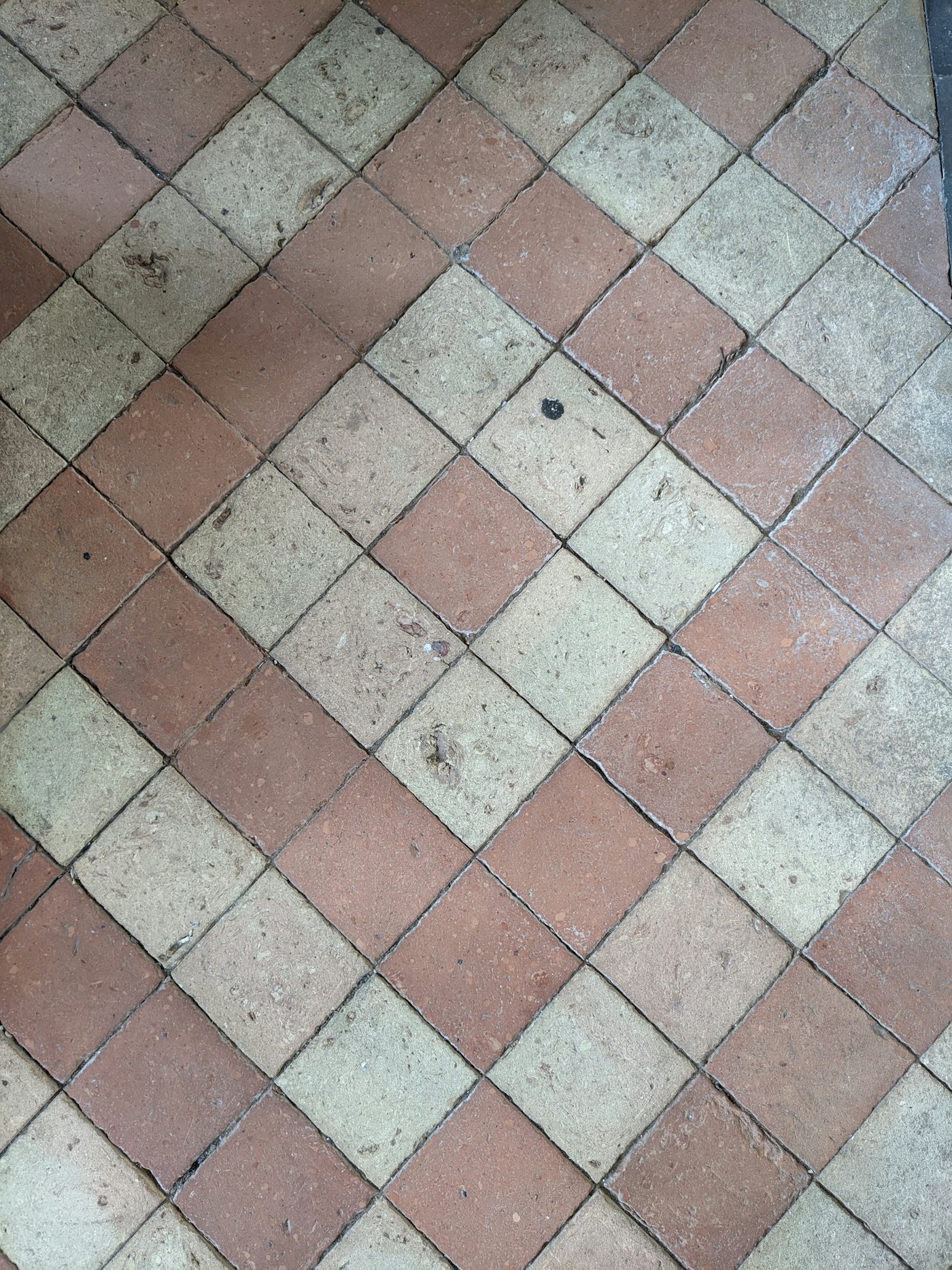 Carrelage ancien en damier, joints refaits à la chaux.