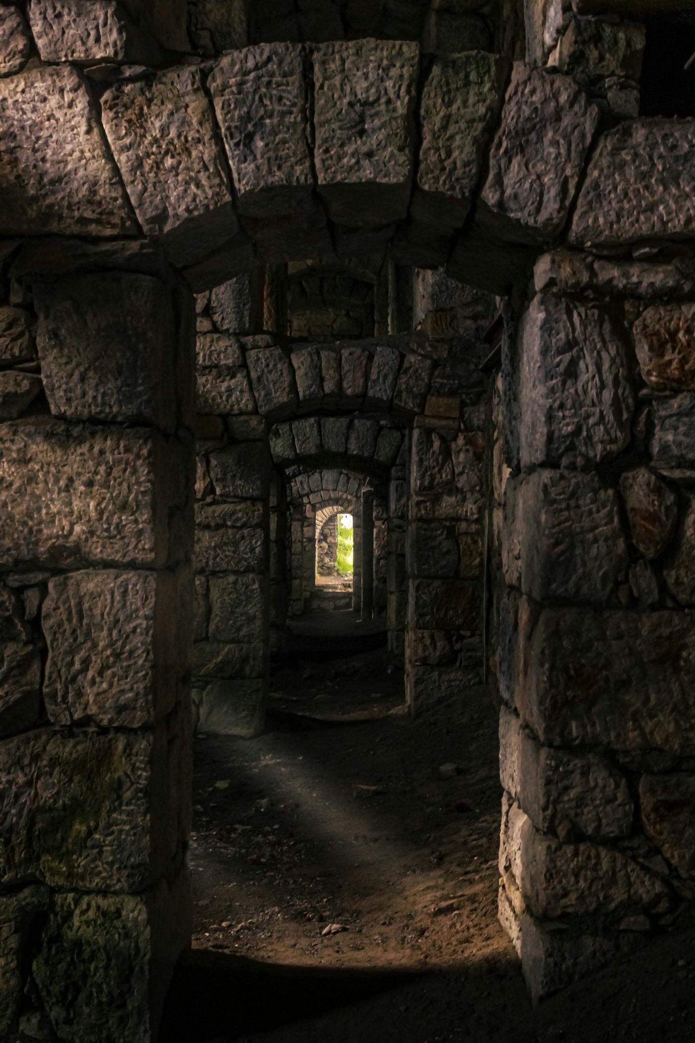 Passage voûté en pierre jointoyé à la chaux